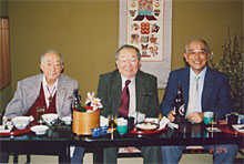（左から）楊名時先生、帯津良一塾頭、奥田代表